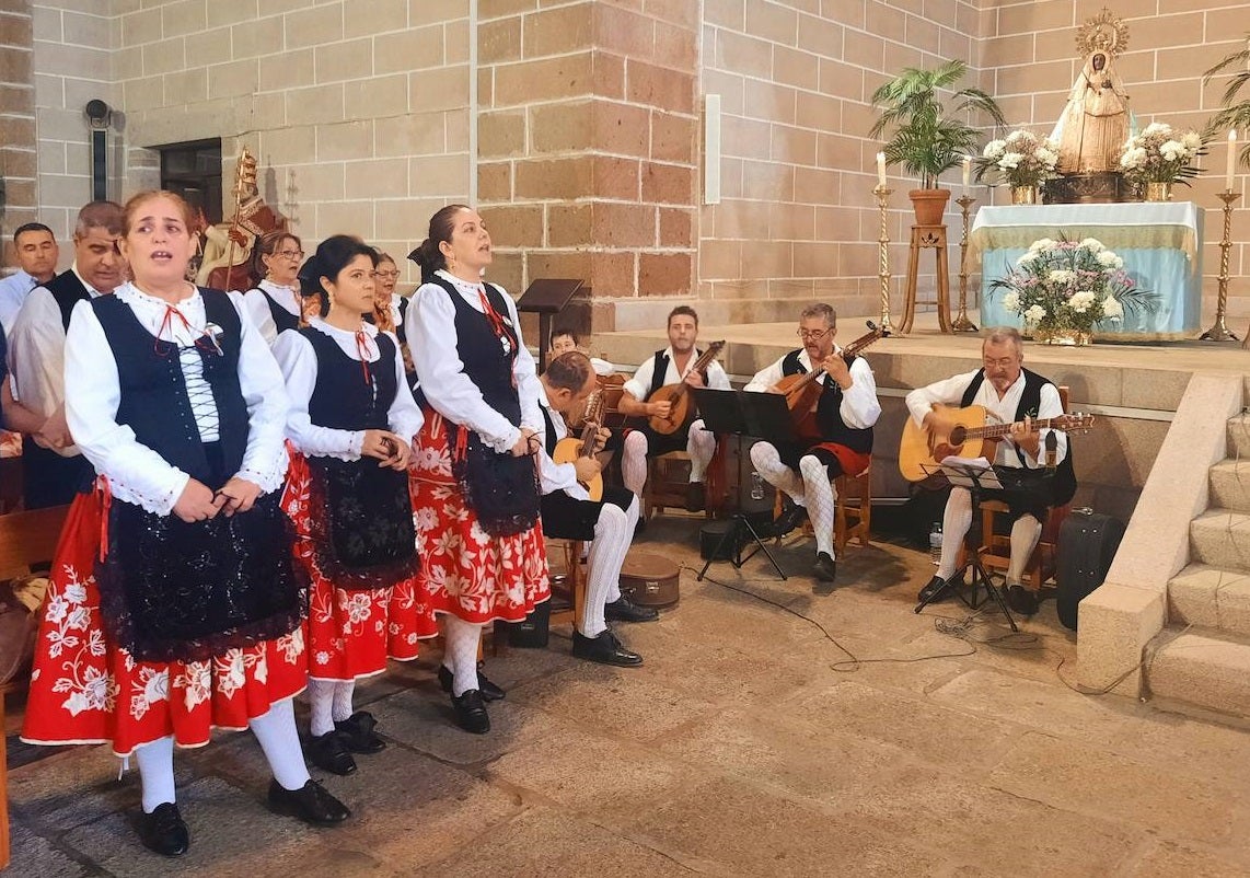 El grupo de folklore 'La Dehesilla' mientras interpresa uno de los temas de la misa extremeña 
