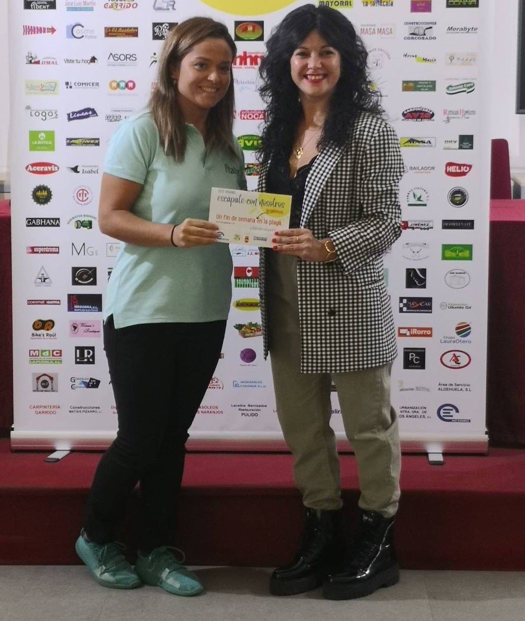 Marisa Parras (izq), dueña de Vitalud, entrega el premio de un viaje a la playa a Silvia Lobato 