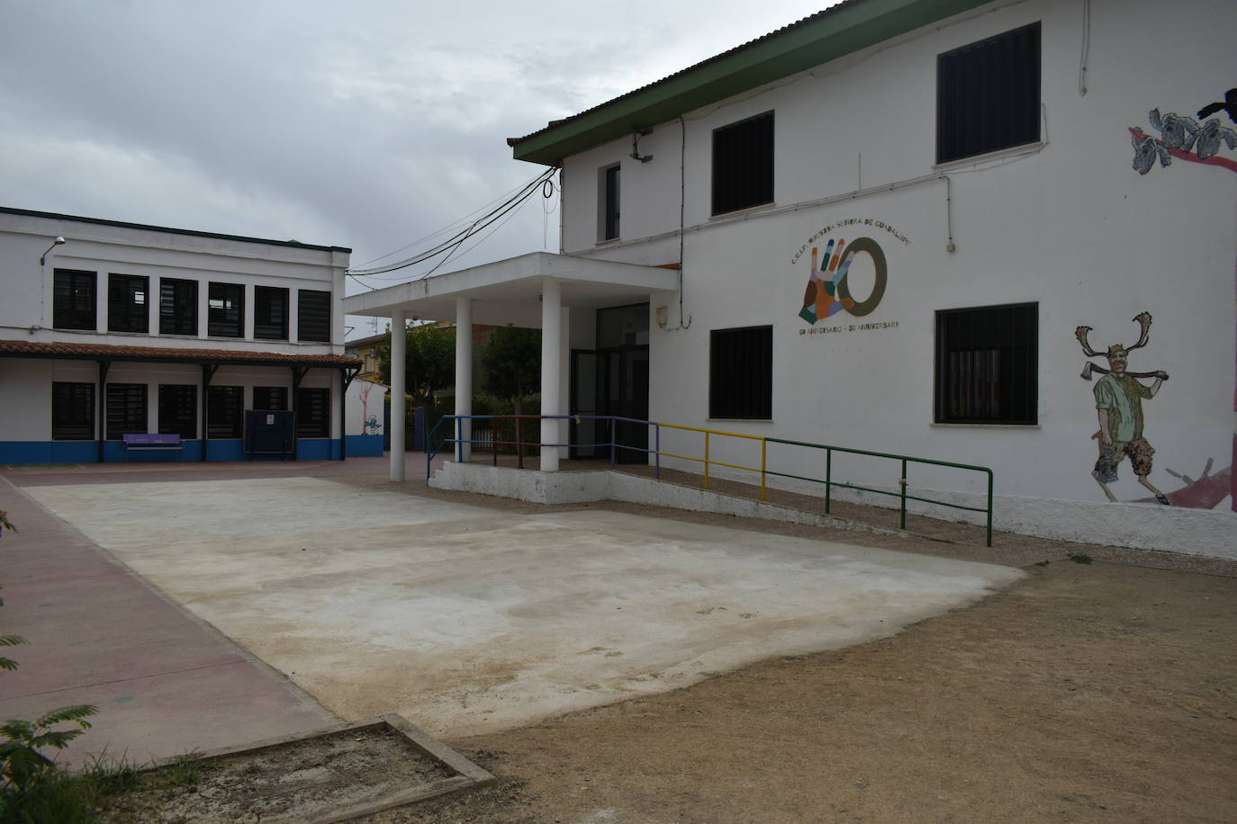 Sin mascarillas y con abrazos, la vuelta al cole en el curso 2022-23 ha supuesto también la vuelta a la tan ansiada normalidad. Con esa ilusión lo viven alumnos y profesores del CEIP Ntra. Sra. de Guadalupe, CEIP García Siñeriz, colegio Sagrado Corazón de Jesús y María Inmaculada y el IES Gonzalo Torrente Ballester. Este año vuelven a 'verse las caras' en todos los sentidos. 