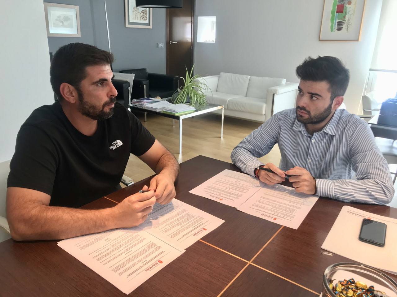 Eladio Mañoso, presidente de la AD Voleibol Miajadas (izq), y Jesús Sánchez, concejal de Deportes (dcha) 