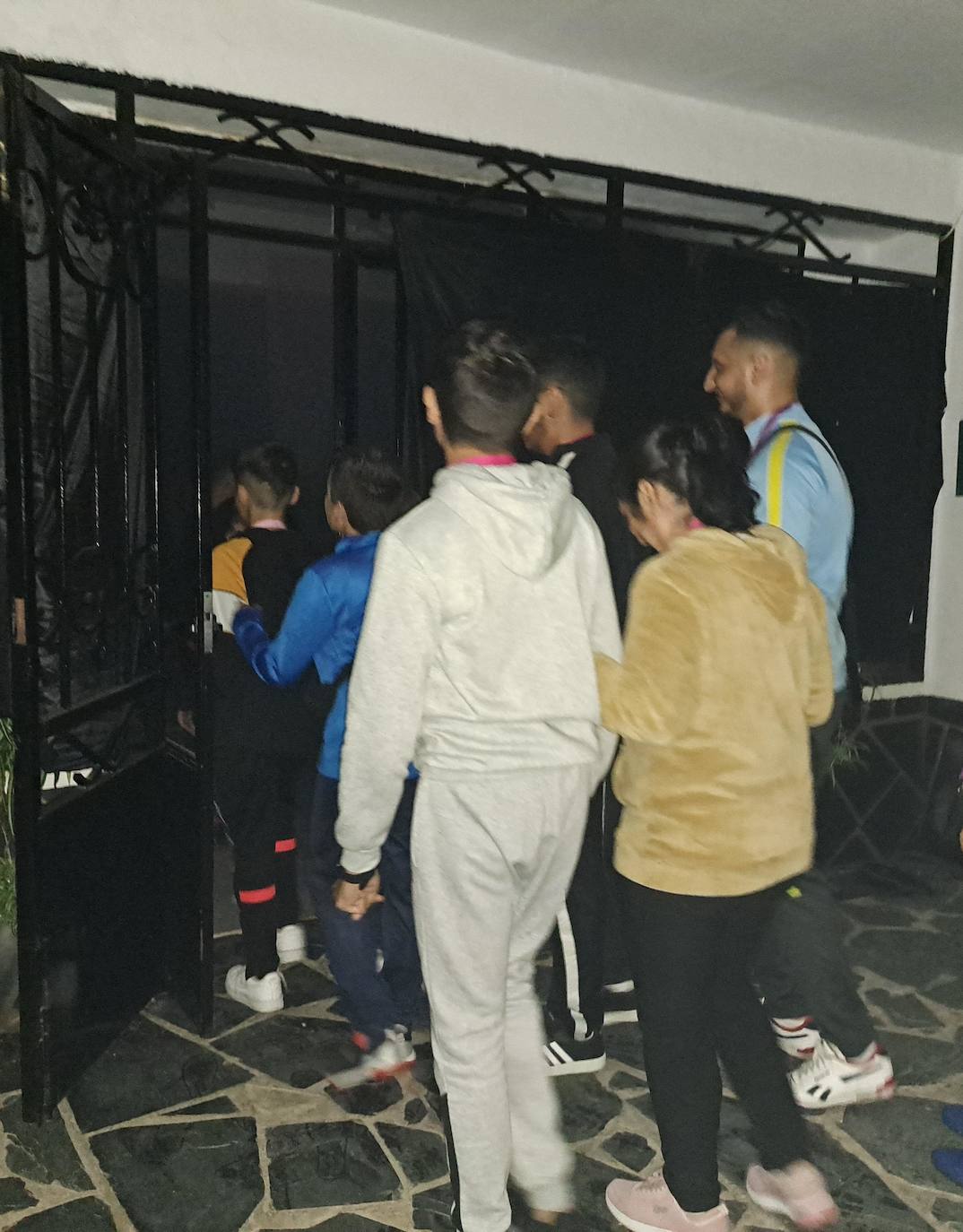 Gritos, sustos y pasos acelerados. Eso es lo que provocaba el pasaje del terror de este año en Miajadas. Más de cien componentes de la asociación Parque Pozo Vela se convirtieron en los personajes más terroríficos que te puedes encontrar en una facultad, desde el rector, el conserje y el guardia de seguridad, hasta profesores y alumnos zombies. Una facultad con todo detalle: aulas, residencia de estudiantes, almacenes, una capilla, incluso una discoteca. 