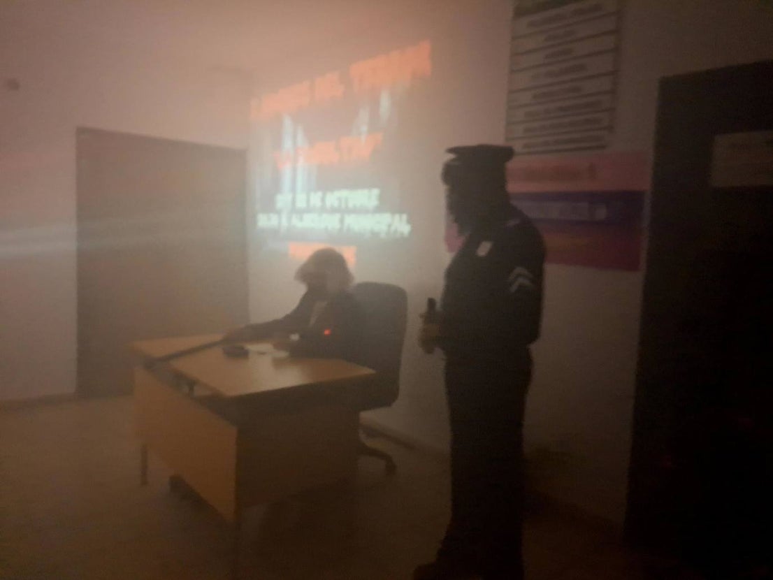 Gritos, sustos y pasos acelerados. Eso es lo que provocaba el pasaje del terror de este año en Miajadas. Más de cien componentes de la asociación Parque Pozo Vela se convirtieron en los personajes más terroríficos que te puedes encontrar en una facultad, desde el rector, el conserje y el guardia de seguridad, hasta profesores y alumnos zombies. Una facultad con todo detalle: aulas, residencia de estudiantes, almacenes, una capilla, incluso una discoteca. 