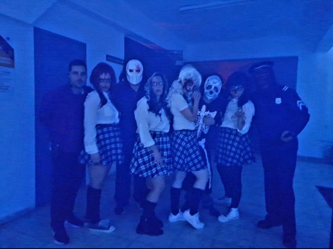 Gritos, sustos y pasos acelerados. Eso es lo que provocaba el pasaje del terror de este año en Miajadas. Más de cien componentes de la asociación Parque Pozo Vela se convirtieron en los personajes más terroríficos que te puedes encontrar en una facultad, desde el rector, el conserje y el guardia de seguridad, hasta profesores y alumnos zombies. Una facultad con todo detalle: aulas, residencia de estudiantes, almacenes, una capilla, incluso una discoteca. 