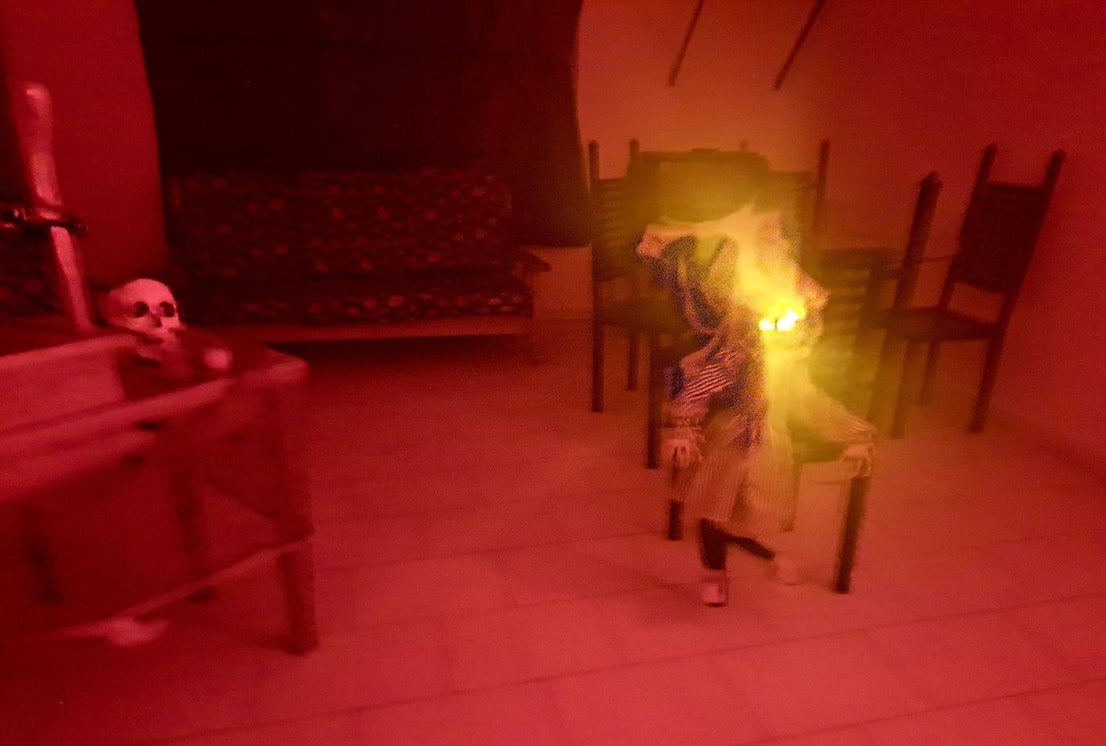 Gritos, sustos y pasos acelerados. Eso es lo que provocaba el pasaje del terror de este año en Miajadas. Más de cien componentes de la asociación Parque Pozo Vela se convirtieron en los personajes más terroríficos que te puedes encontrar en una facultad, desde el rector, el conserje y el guardia de seguridad, hasta profesores y alumnos zombies. Una facultad con todo detalle: aulas, residencia de estudiantes, almacenes, una capilla, incluso una discoteca. 