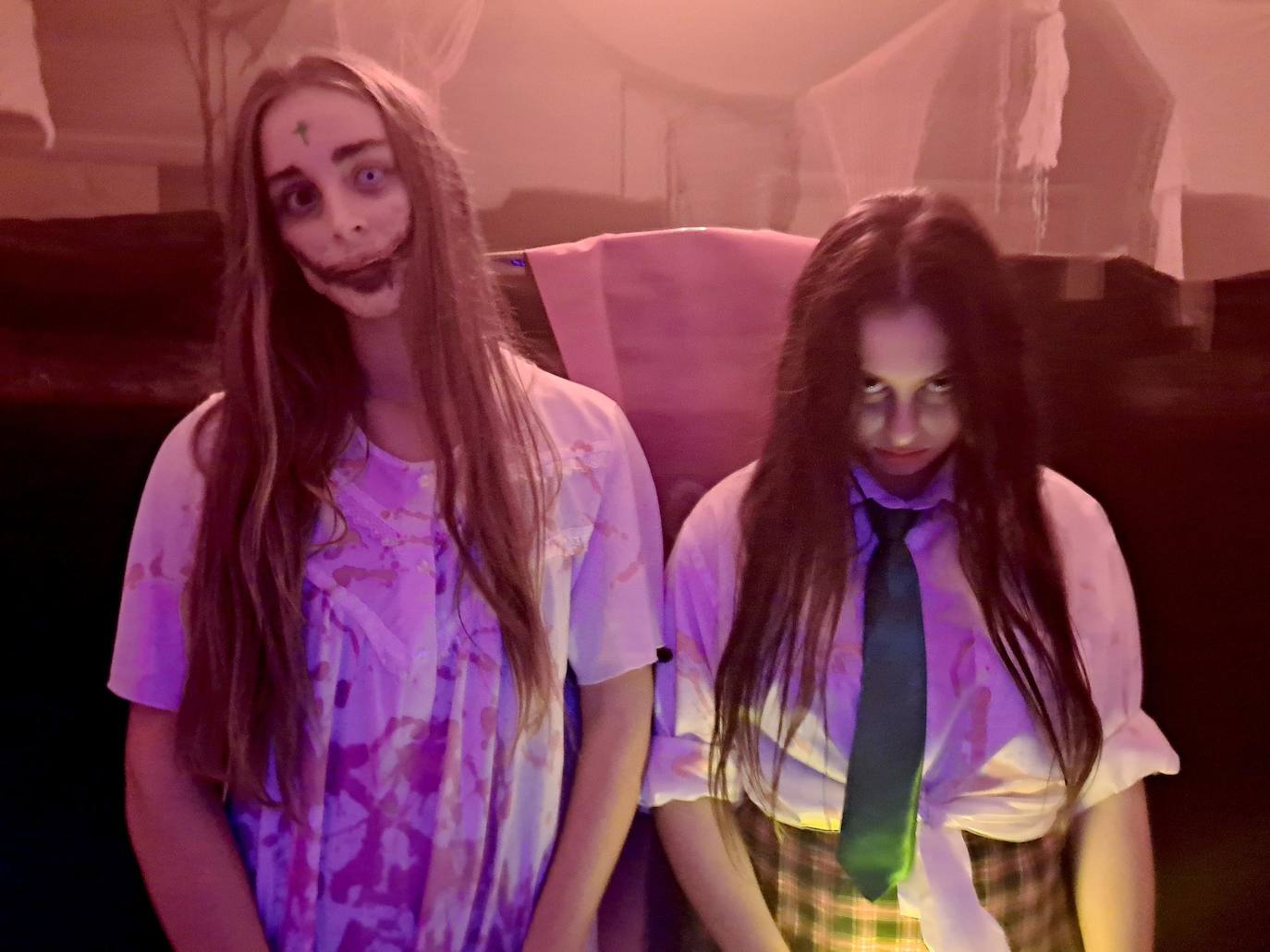 Gritos, sustos y pasos acelerados. Eso es lo que provocaba el pasaje del terror de este año en Miajadas. Más de cien componentes de la asociación Parque Pozo Vela se convirtieron en los personajes más terroríficos que te puedes encontrar en una facultad, desde el rector, el conserje y el guardia de seguridad, hasta profesores y alumnos zombies. Una facultad con todo detalle: aulas, residencia de estudiantes, almacenes, una capilla, incluso una discoteca. 