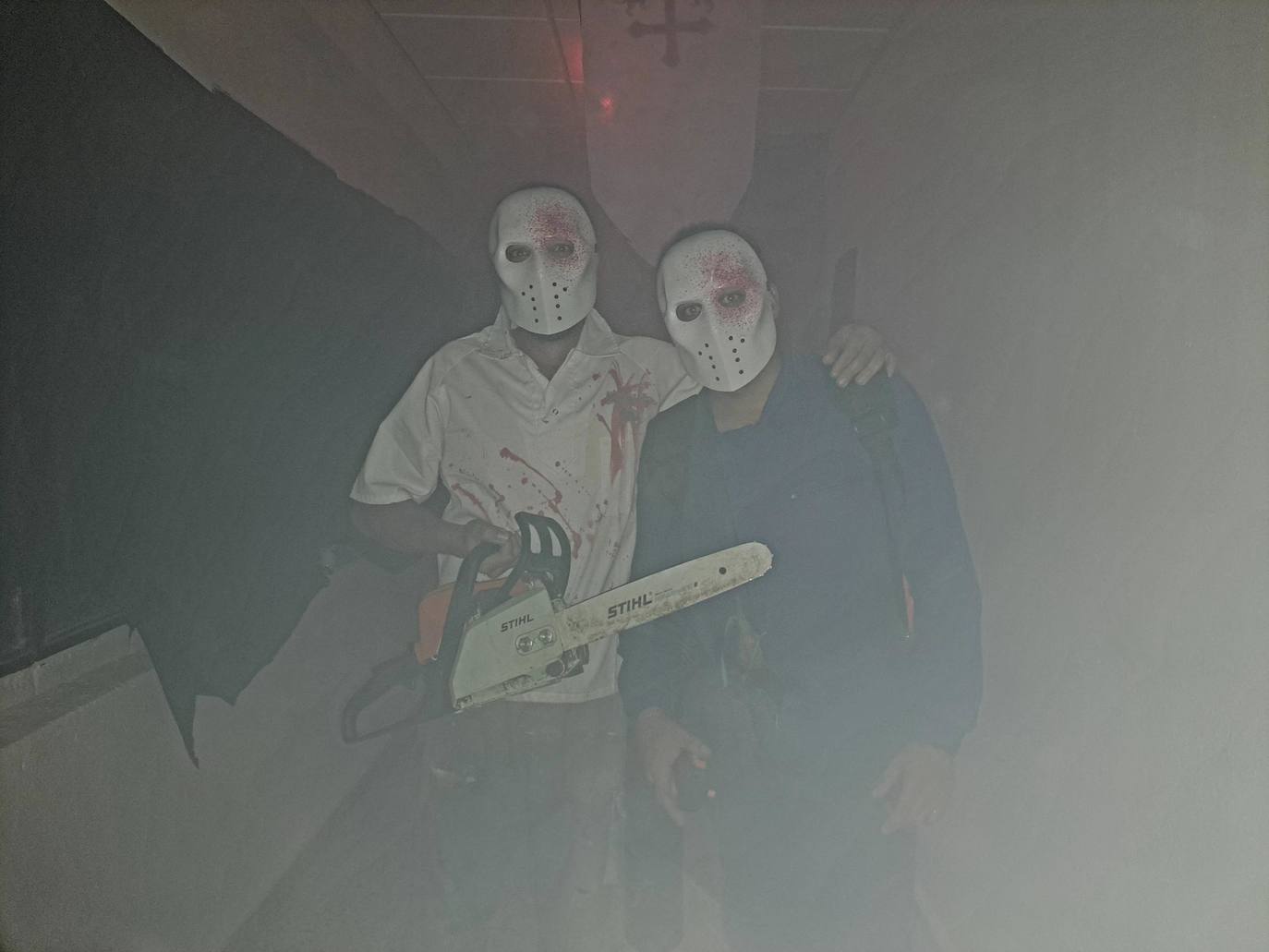 Gritos, sustos y pasos acelerados. Eso es lo que provocaba el pasaje del terror de este año en Miajadas. Más de cien componentes de la asociación Parque Pozo Vela se convirtieron en los personajes más terroríficos que te puedes encontrar en una facultad, desde el rector, el conserje y el guardia de seguridad, hasta profesores y alumnos zombies. Una facultad con todo detalle: aulas, residencia de estudiantes, almacenes, una capilla, incluso una discoteca. 