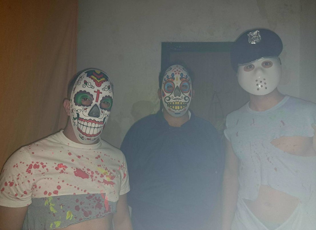 Gritos, sustos y pasos acelerados. Eso es lo que provocaba el pasaje del terror de este año en Miajadas. Más de cien componentes de la asociación Parque Pozo Vela se convirtieron en los personajes más terroríficos que te puedes encontrar en una facultad, desde el rector, el conserje y el guardia de seguridad, hasta profesores y alumnos zombies. Una facultad con todo detalle: aulas, residencia de estudiantes, almacenes, una capilla, incluso una discoteca. 