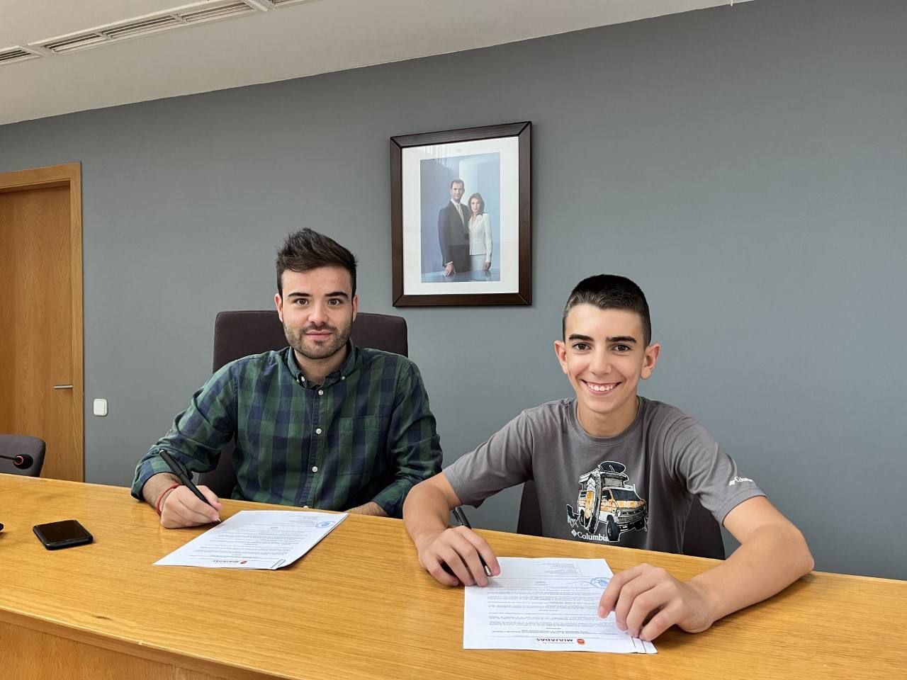 El concejal de Deportes, Jesús Sánchez (izq) y el piloto de Motocross Samuel Tapia (dcha) 