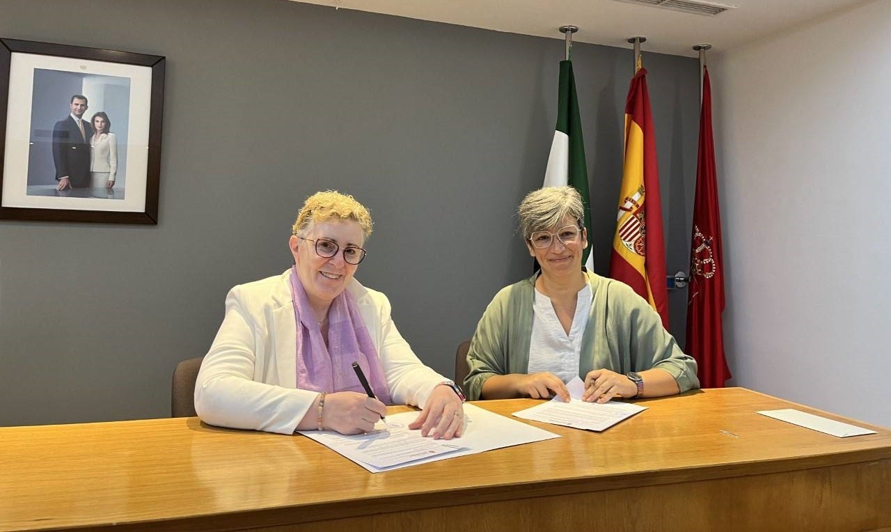 La concejala Mª Teresa Gil (izq) y la presidenta del Club Baloncesto Miajadas, Rebeca Sánchez 