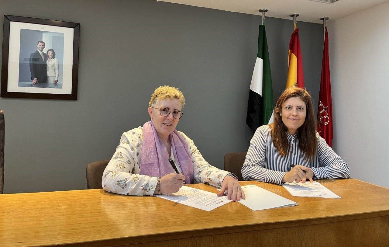 La concejala Mª Teresa Gil (izq) y Silvia Tostado, presidenta de la Asociación Felina 7 Vidas (dcha) 