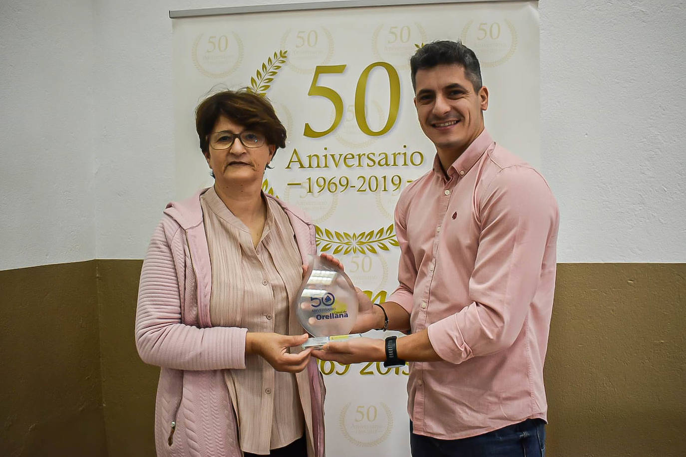 Isabel Mera, alcaldesa pedánea de Casar de Miajadas, recibe la placa del 50 aniversario del Canal de Orellana 