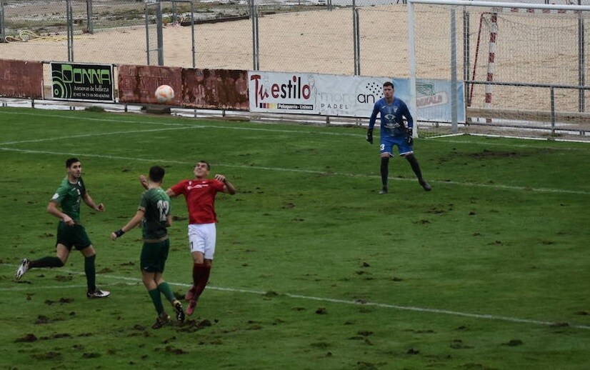 Robinho en una de sus jugadas de peligro ante la portería de Juan 