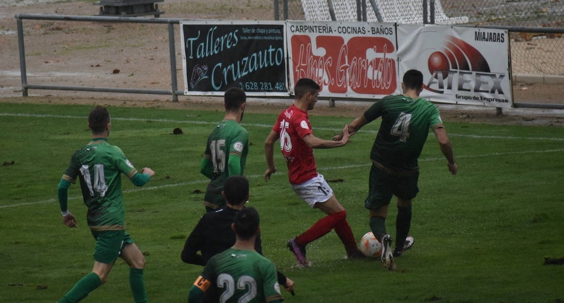 Antoñito marcado por cuatro jugadores del Fuente de Cantos 