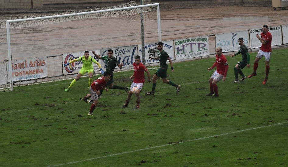 Jugada de peligro en el área de Rocha, el guardameta miajadeño, hacia el final del partido 