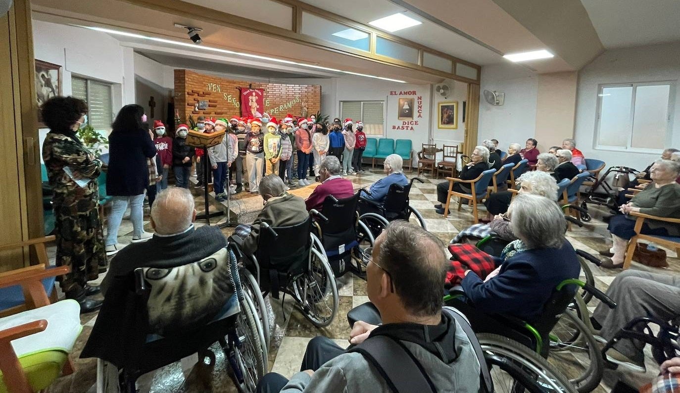 Visita del CEIP García Siñeriz a la residencia de mayores San Martín de Porres 