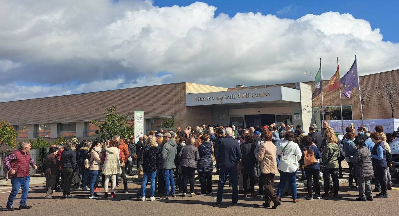 Concentración a las puertas del centro de salud 'Apolinar Moreno' de Miajadas