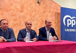 Martín Alcántara (centro), candidato a la alcaldía de Miajadas en las próximas elecciones