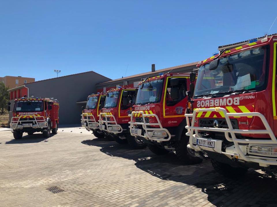 Un camión calcinado y diversos daños en un incendio en una nave industrial de Miajadas