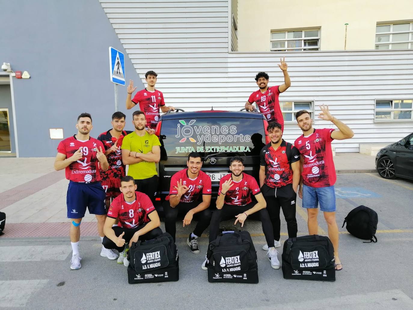 Los jugadores del Extremadura Grupo Laura Otero celebran su tercer puesto de liga