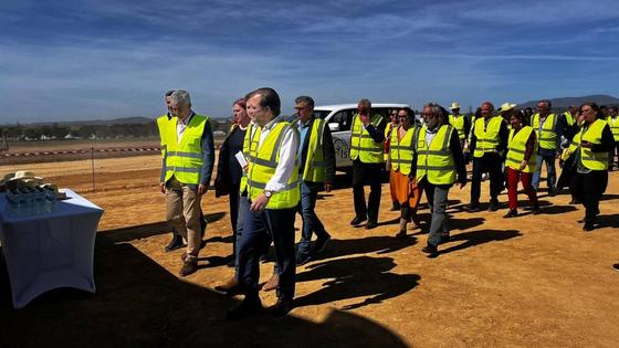El presidente de la Junta, Fernández Vara, visita las obras de la futura fábrica de almendras