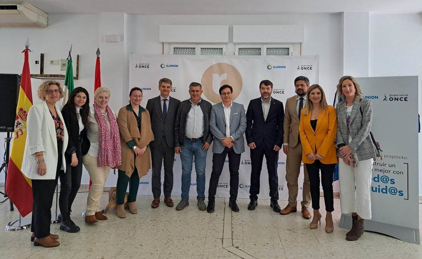 Foto de familia de las autoridades, directivos de ONCE y directivos de ILUNION