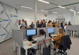 Las autoridades, representantes de ONCE y directivos de la empresa ILUNION visitan a los trabajadores del centro