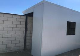 Nueva taquilla física construida en el campo de césped artificial