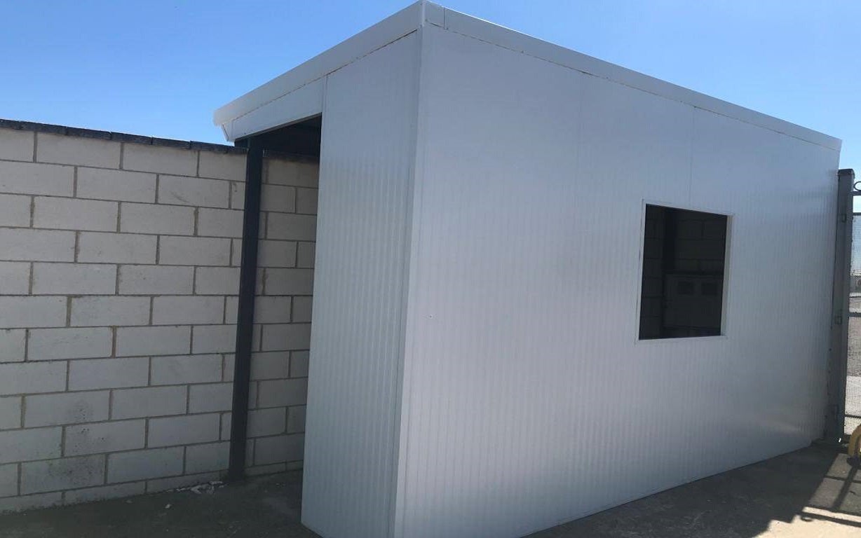 Nueva taquilla física construida en el campo de césped artificial