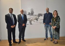 El ganador del año pasado, Guillermo Sedano, junto a los hermanos Miguel, Eugenio y Laura Manzano