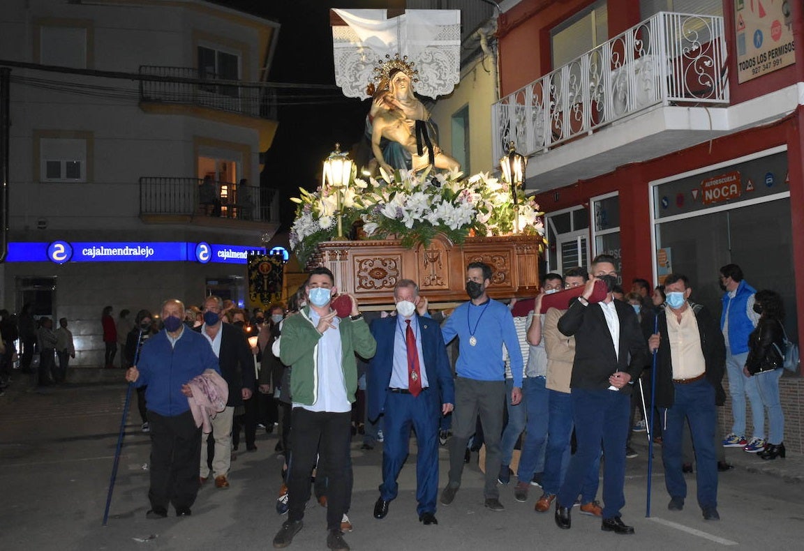 La Imagen de 'La Piedad' en la procesión del Viernes Santo en Miajadas