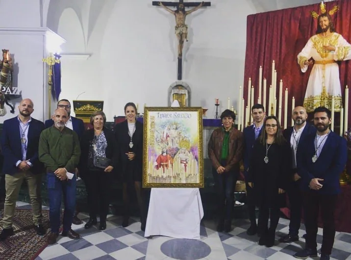 Dori Fernández (quinta por la derecha), junto a las hermandades el día de la presentación del cartel del Lunes Santo dombenitense