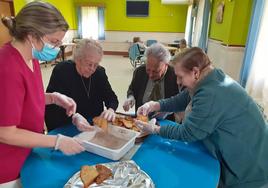 Las mayores de San Martín de Porres hacen torrijas