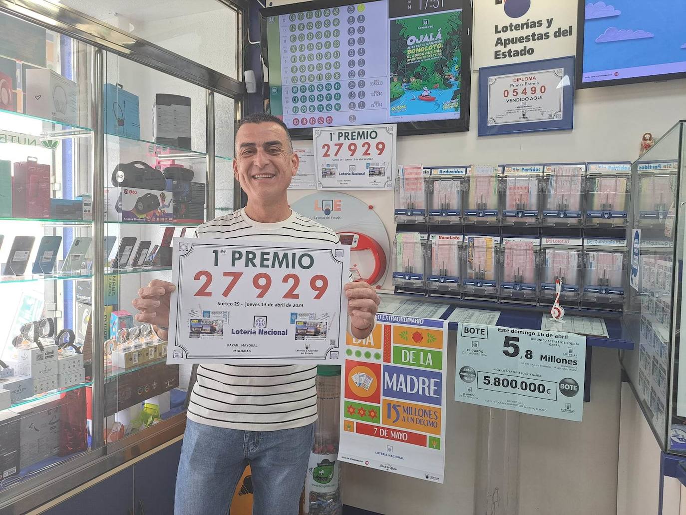 Nemesio Parras, dueño de Bazar Mayoral, posa con el número del primer premio repartido en la Lotería Nacional
