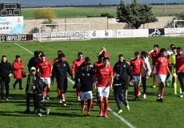 Jugadores del CD Miajadas aplauden a su afición tras una victoria en casa