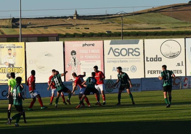 El Miajadas mira de cerca el descenso mientras que el Jerez afianza su Playoff de ascenso