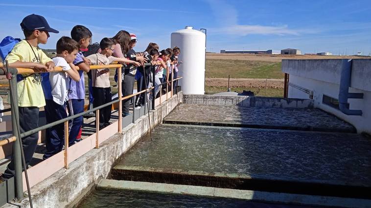 Los escolares de Miajadas celebran el Día Mundial del Agua visitando la potabilizadora