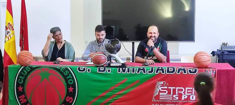 Presentación de la Liga Interescolar de Baloncesto en el Palacio Obispo Solís