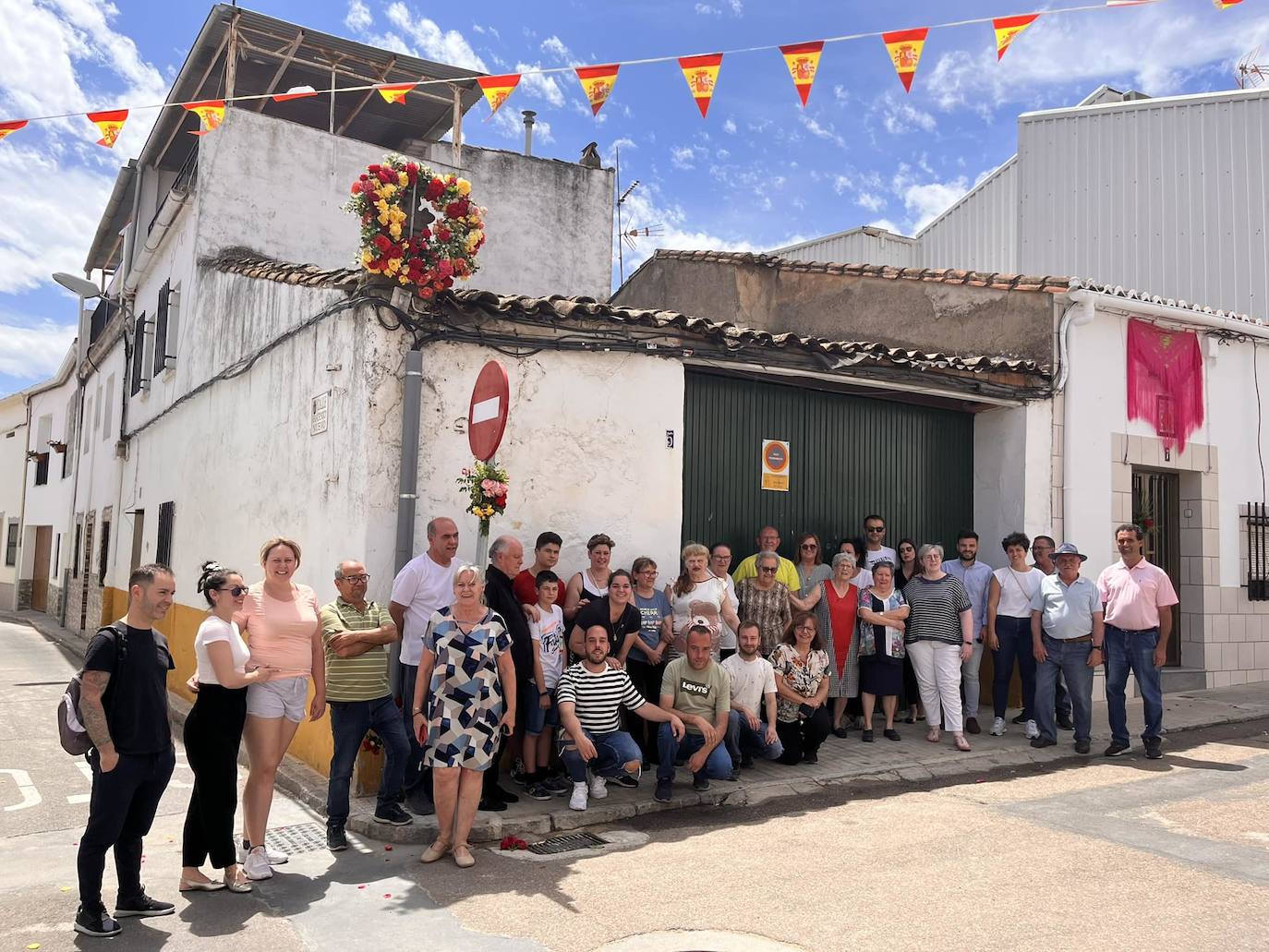 Vecinos de la calle Cuesta de Miajadas celebran su Fiesta de la Cruz de Mayo 2023