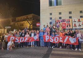 PSOE durante la pegada de carteles la medianoche del 11 al 12 de mayo