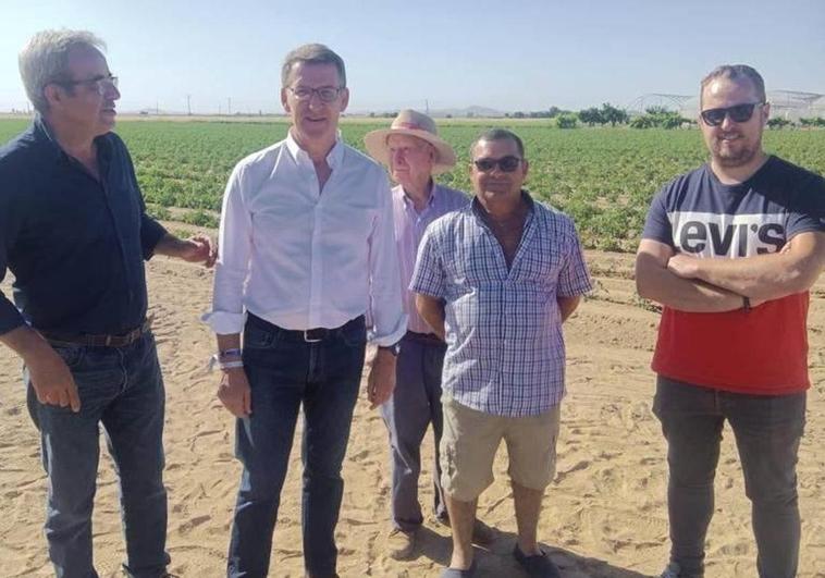 Alberto Núñez Feijóo visita Miajadas para conocer la situación actual del sector agrícola
