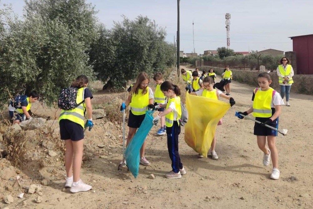 Alumnos del colegio Sagrado Corazón de Jesús y María Inmaculada recogen basuraleza