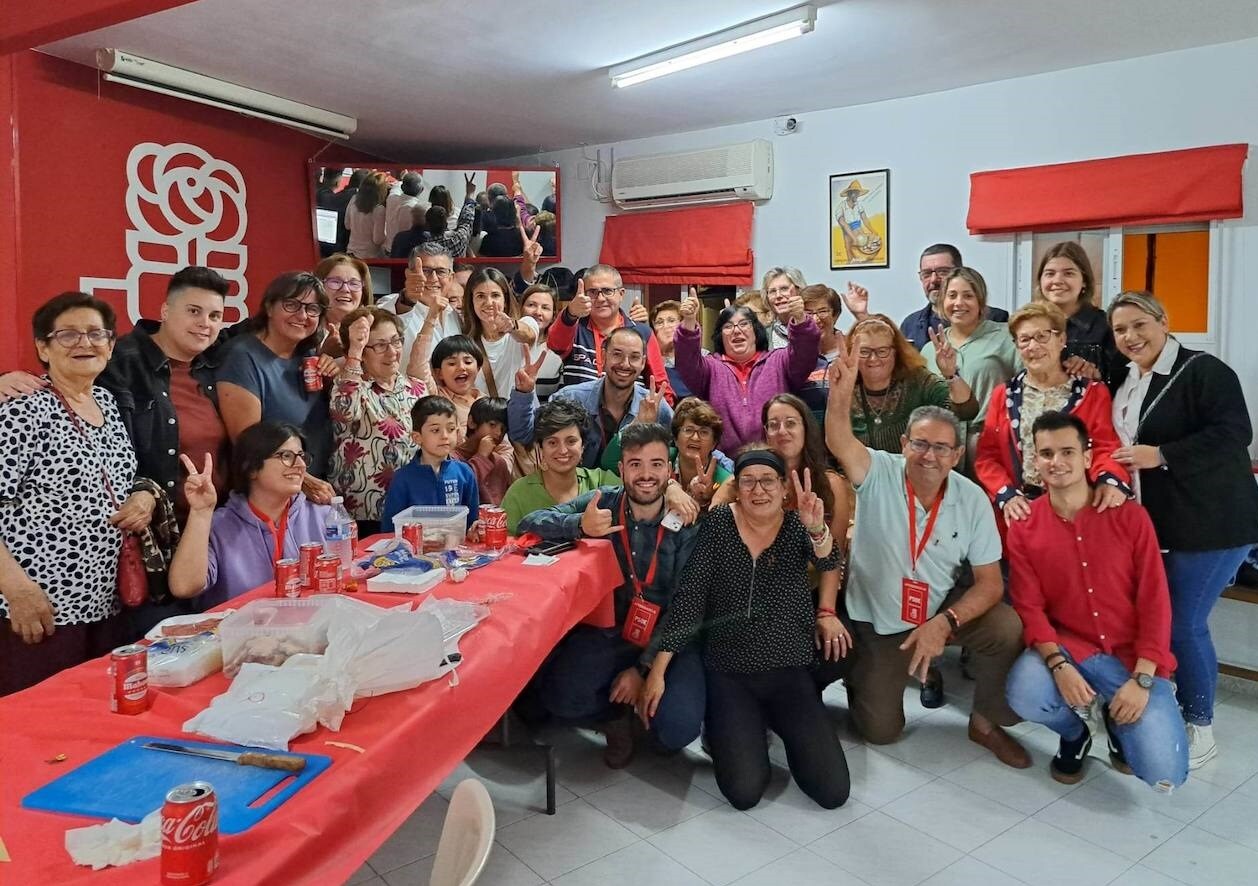 PSOE Miajadas celebra su mayoría de votos en la sede del partido.
