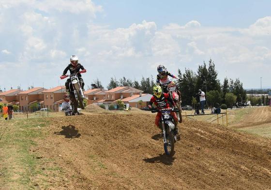 Los pilotos en uno de los saltos del circuito miajadeño