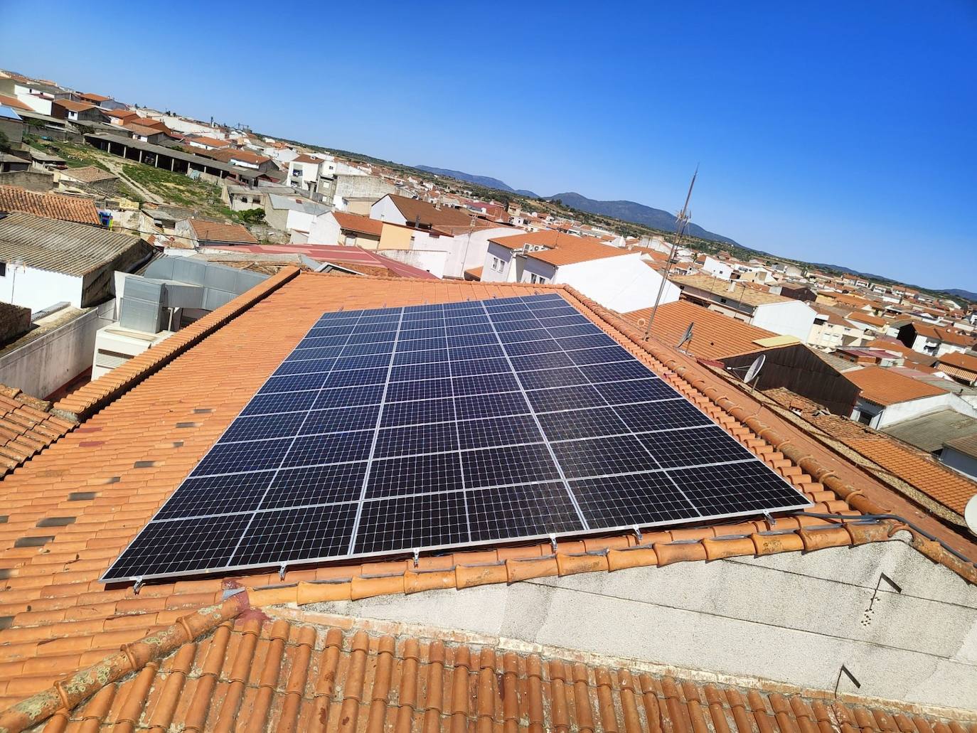 Nueva instalación fotovoltaica en la cubierta del edificio de la casa de la cultura de Miajadas