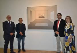 Los hermanos Eugenio, Miguel y Laura Manzano Otero posan con el ganador, Teruhiro Ando, junto a su obra 'La ausencia da sentido a la existencia IX'