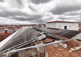 Placas fotovoltaicas instaladas en uno de los edificios públicos de Miajadas