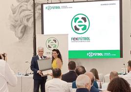 María José Tostado recibe el reconocimiento de manos del presidente de FEX Fútbol, Pedro Rocha