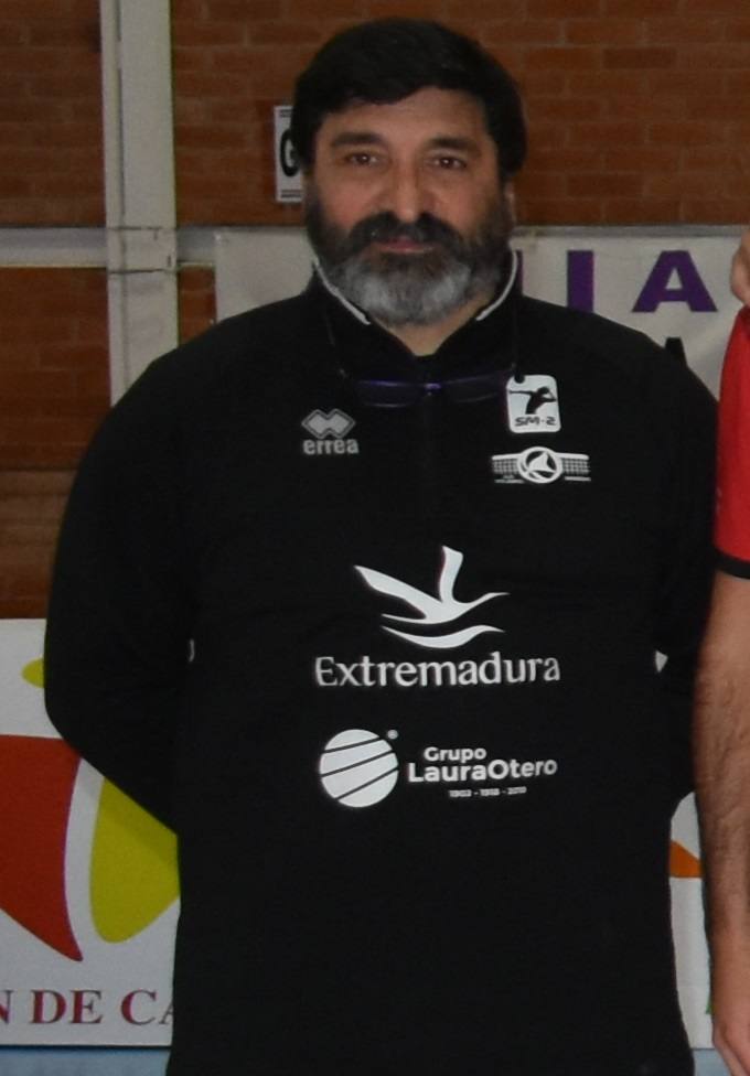 Flavio Calafell con la equipación de entrenador del Extremadura Grupo Laura Otero de Miajadas