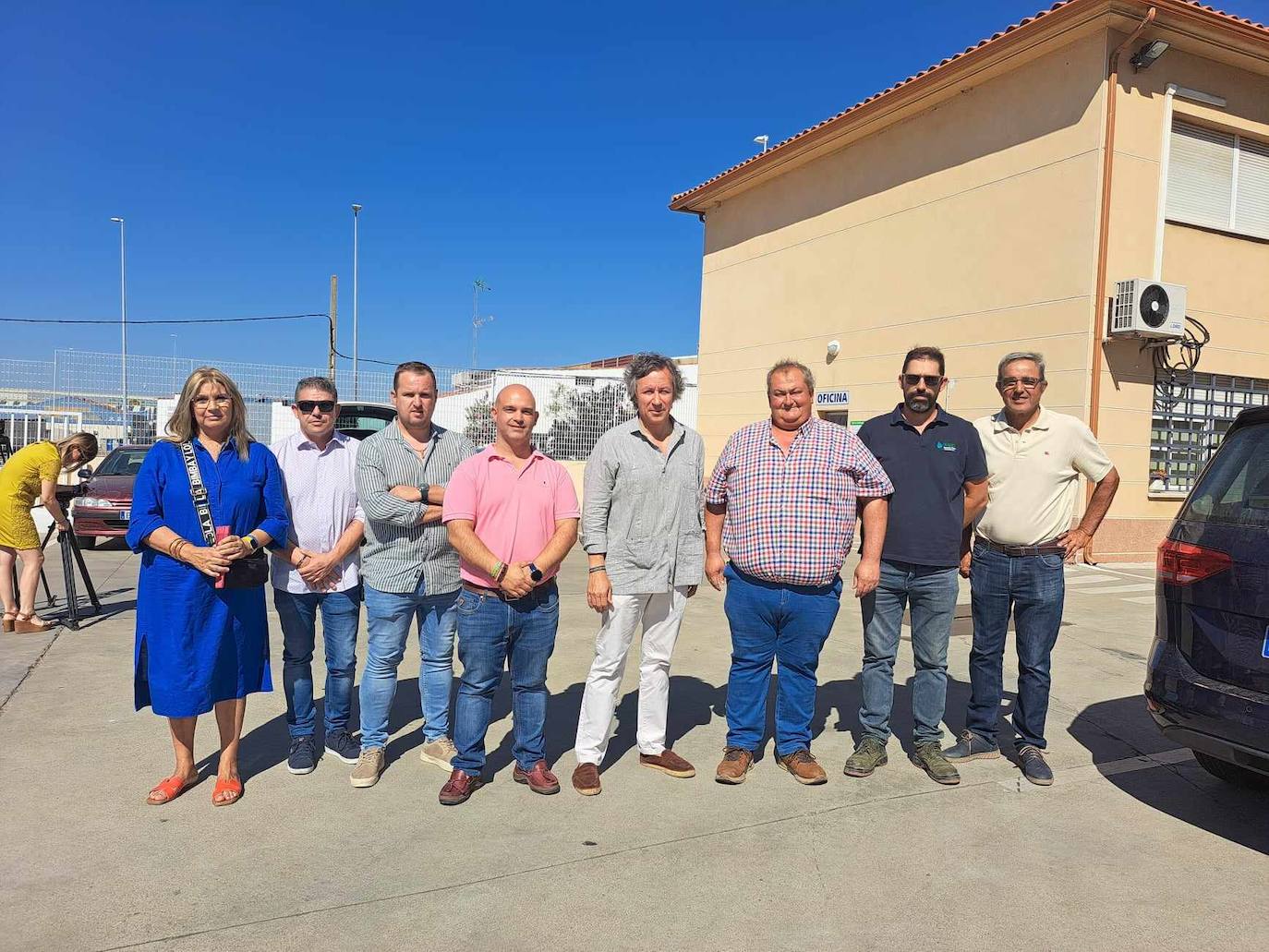 Carlos Floriano posa con algunos de los concejales de PP Miajadas y con los directivos de la Cooperativa San Isidro