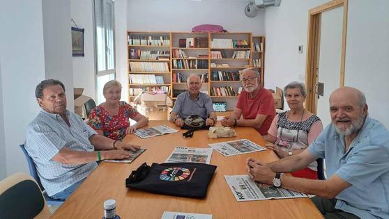 El grupo de lectura del centro de mayores analiza la actualidad con el diario HOY Miajadas